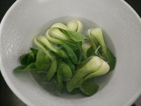 小油菜冼净备用。