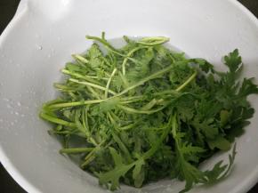 茼蒿洗净备用。