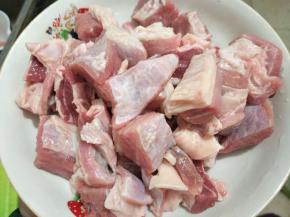 把牛腩切成小块。