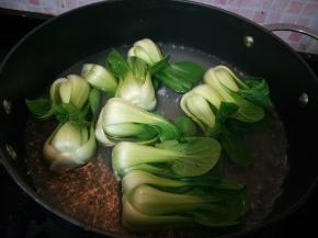 锅里水烧开，放入小油菜焯熟捞出。