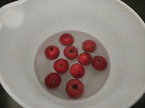 山楂洗净切片备用。