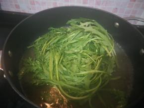 放入茼蒿焯熟捞出。