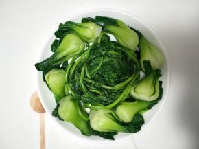 将焯熟的油菜和茼蒿作为底菜码在盘子里。