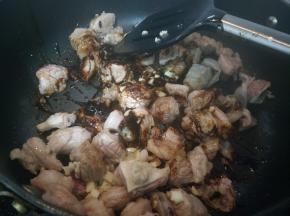 炒至牛腩发白，放入姜、蒜、料酒、黄豆酱、甜面酱、老抽。