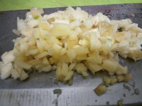 姜、蒜切粒备用。