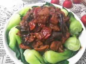 当锅里牛肉汁已经收的很浓时，即可出锅装盘。