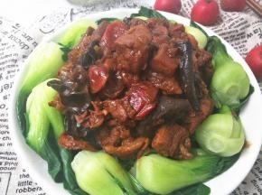 当锅里牛肉汁已经收的很浓时，即可出锅装盘。