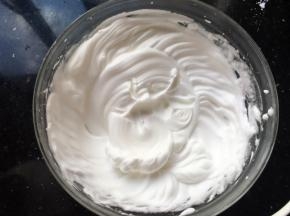 蛋白加3g玉米淀粉，几滴柠檬汁打成干性发泡
