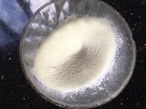 南瓜泥筛入奶粉和12g玉米淀粉