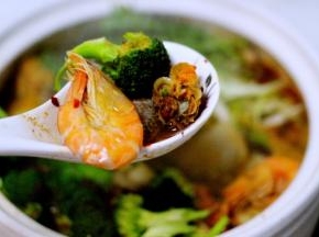 鲜美无比滴麻辣海鲜什锦营养火锅就做好了、是不是很诱人哟