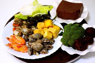 备齐所有的食材、花蛤提前用适量盐水浸泡一个小时吐沙、海虾提前洗净后煮熟、扇贝洗净后煮熟、海带丝、大白菜、西兰花、花菇提前摘洗干净、猪血洗净备用