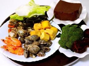 备齐所有的食材、花蛤提前用适量盐水浸泡一个小时吐沙、海虾提前洗净后煮熟、扇贝洗净后煮熟、海带丝、大白菜、西兰花、花菇提前摘洗干净、猪血洗净备用