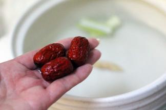 砂锅加入适量清水后、放入洗净的红枣