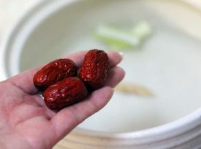 砂锅加入适量清水后、放入洗净的红枣