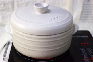 盖上锅盖大火煮沸后转小火慢慢炖煮10分钟