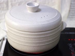 盖上锅盖大火煮沸后转小火慢慢炖煮10分钟