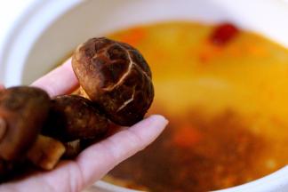 加入洗净的花菇