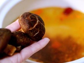 加入洗净的花菇