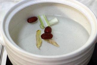 加入切段的葱段和姜片