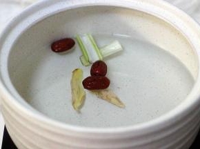 加入切段的葱段和姜片