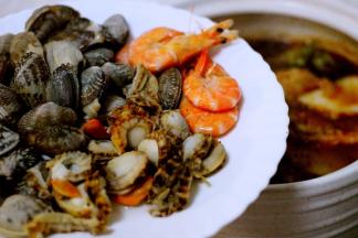 加入海虾、花蛤和扇贝肉