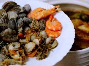 加入海虾、花蛤和扇贝肉