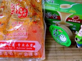 这是我用的火锅底料和浓宝汤