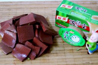 猪血用刀切成薄片