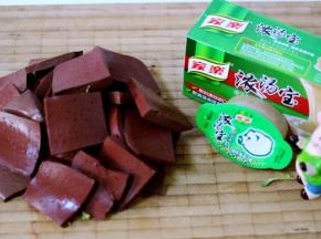 猪血用刀切成薄片