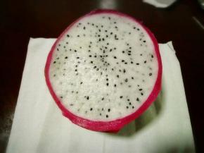 取半个火龙果，先去掉外面的小叶子！