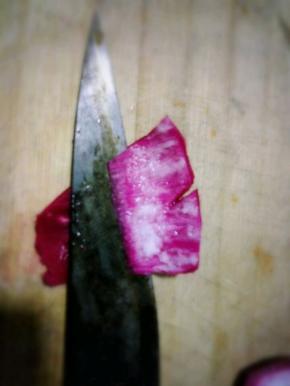 用刀把外面薄薄的一层皮去掉，留下里面红色的皮！这个含的花青素最高！