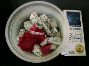 把果肉和果皮放在一起准备打成奶昔！