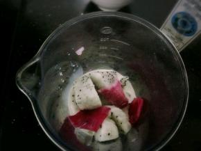 把果肉和牛奶一起倒入搅拌机里！