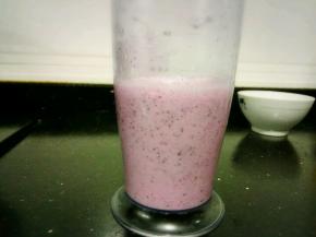 打成奶昔！加了果皮，奶昔变成了粉红色，很好看！