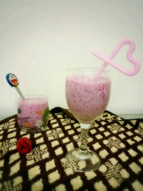 倒在杯子里，摆个造型，来喝！