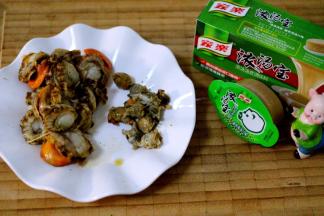 煮熟后的扇贝肉去除扇贝的五脏后洗净备用