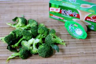 洗净后的西兰花用手撕成大小一致的块状