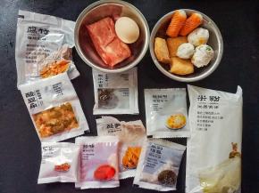 准备好材料，懒人吃法，就是买现成的，现成的。
这次是壶城人家的螺蛳粉，好吃，真的好吃，我又加了很料头