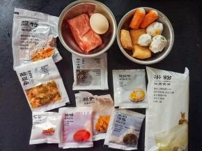 准备好材料，懒人吃法，就是买现成的，现成的。
这次是壶城人家的螺蛳粉，好吃，真的好吃，我又加了很料头