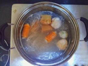 把煮过米粉的水倒掉，倒入400-500的水，把螺蛳秘制汤包，酸辣椒倒入煮沸，再把米粉重新倒入，把酸豆角，酸笋，丸子倒入