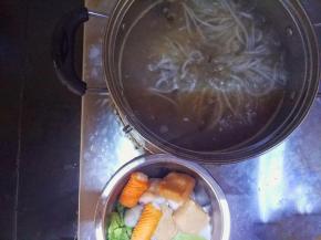 煮几分钟把丸子之类捞起，小火闷一下，另一边煎培根和鸡蛋