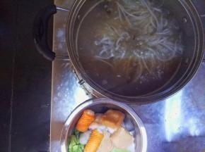 煮几分钟把丸子之类捞起，小火闷一下，另一边煎培根和鸡蛋