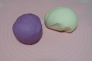 先来揉面团，把面粉300g、清水150g、酵母粉3g放在一个小盆里，揉成一个白色面团，再把蒸熟的紫薯100g、面粉200g、清水100g、酵母粉2g放在一个小盆里，揉成一个紫色面团。两个面团揉好以后，静置10分钟左右；（因为面粉的吸水性不同，水要一点点的放，份量可以略有调整，面团要软硬适中）