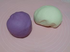 先来揉面团，把面粉300g、清水150g、酵母粉3g放在一个小盆里，揉成一个白色面团，再把蒸熟的紫薯100g、面粉200g、清水100g、酵母粉2g放在一个小盆里，揉成一个紫色面团。两个面团揉好以后，静置10分钟左右；（因为面粉的吸水性不同，水要一点点的放，份量可以略有调整，面团要软硬适中）