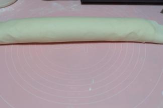 把面饼卷起来，最后收口的时候用擀面杖把面饼边缘处擀薄一些，方便卷成形；