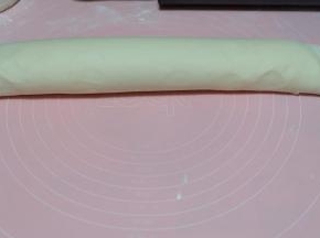 把面饼卷起来，最后收口的时候用擀面杖把面饼边缘处擀薄一些，方便卷成形；