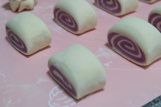 用刀切开，是不是有蛋糕卷的感觉