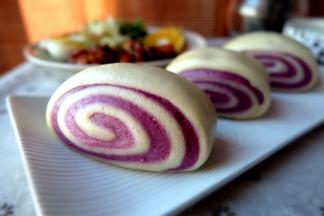 切好的馒头生坯摆到盘子里，放在温暖处静置醒发，如果温度适中，醒发30分钟就可以蒸了，我家里室温较低，我是放在蒸汽烤箱里，室温醒发了40分钟，然后，蒸了20分钟，蒸制结束后又焖了3分钟才取出来的。如果用的是蒸锅，蒸制的时间以水开后锅冒大汽开始计算时间。