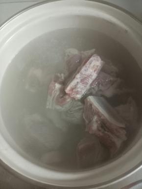 烧一锅开水，放入排过焯水，捞出冲去浮沫洗净备用