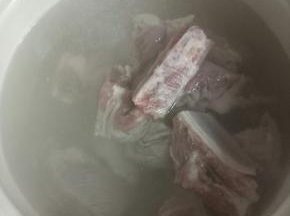 烧一锅开水，放入排过焯水，捞出冲去浮沫洗净备用